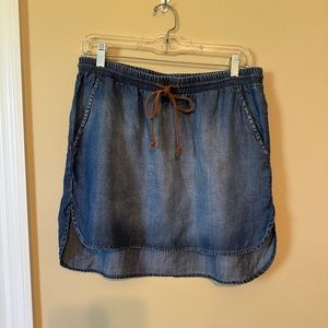 Cloth and Stone lightweight blue jean skirt.  Size Medium.  Good condition!
